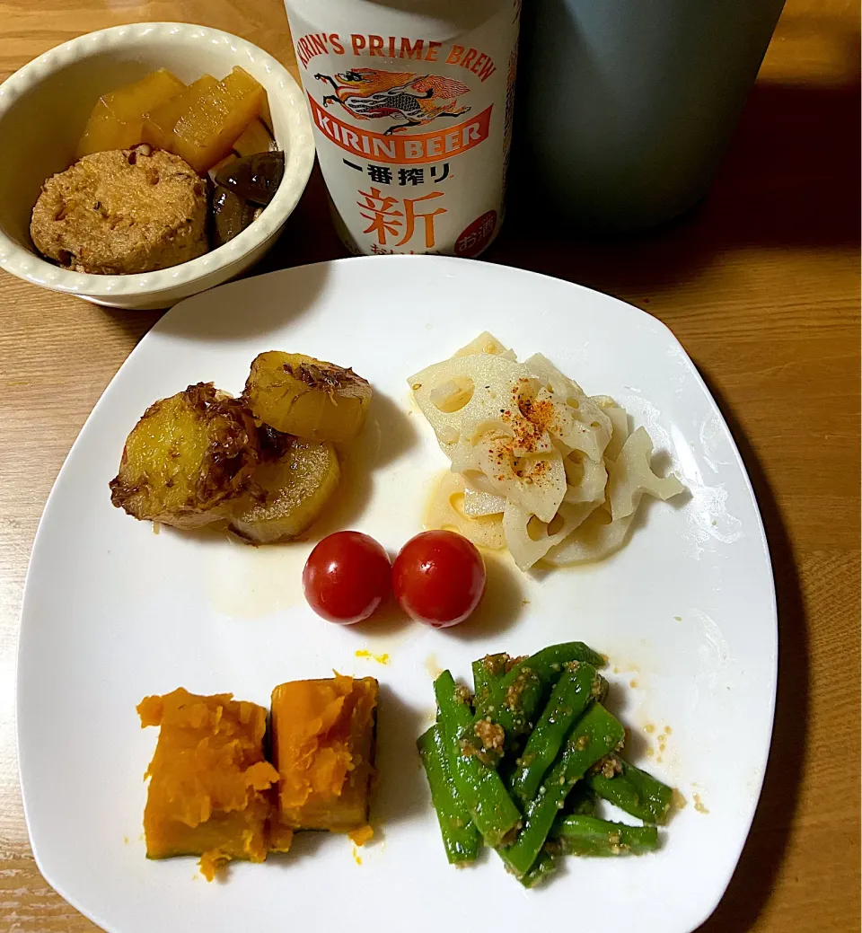 ヘルシーおつまみプレート　　　　　おばけきゅうりの直煮　蓮根サラダ　プチトマト　蒸しかぼちゃ　　いんげんのピーナッツ和え　がんもどきの煮物|miyumiyu1013さん