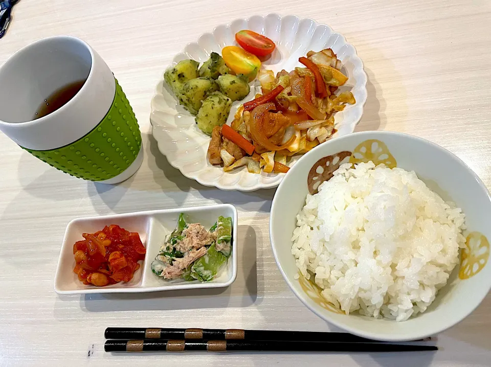 鶏肉のしょうゆバター炒め　シカクマメのツナ和え　水煮大豆のケチャップ炒め　粉ふき芋バジルあえ|キヨさん