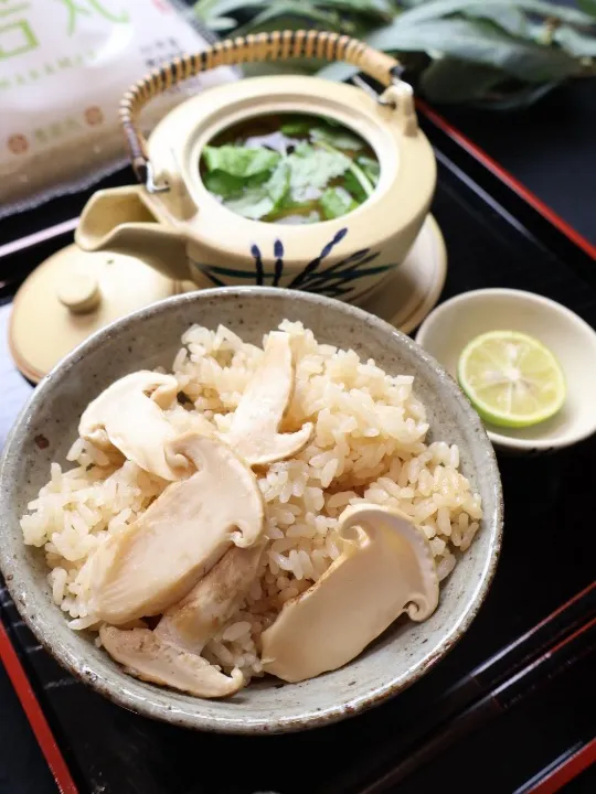 Snapdishの料理写真:松茸ごはんと松茸の土瓶蒸し🍁|めいめいさん