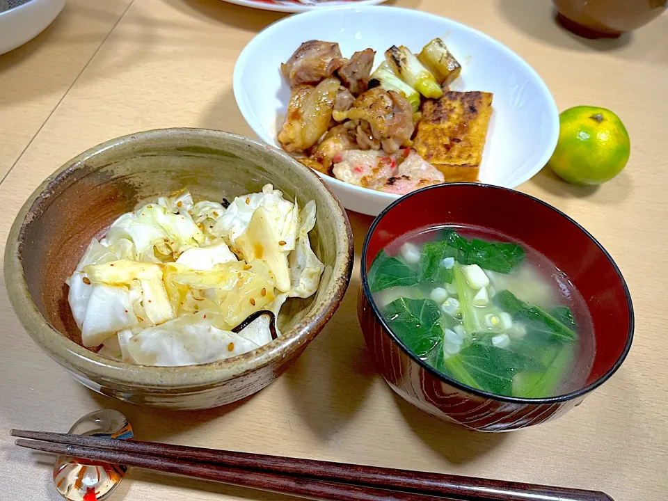 Snapdishの料理写真:晩ご飯　焼き鳥と、バターコーン塩ラーメン風スープと、無限キャベツ🥬|なかちゃんたまごさん