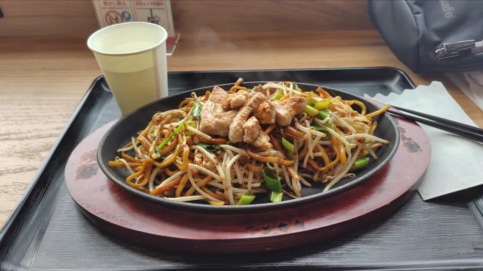 eating noodles at Kurume|秋平さん