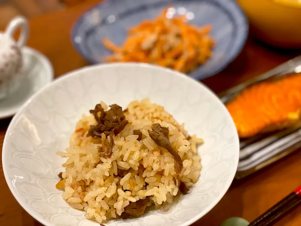 出汁の風味たっぷり⭐︎炊き込みご飯。|まめすけ。さん