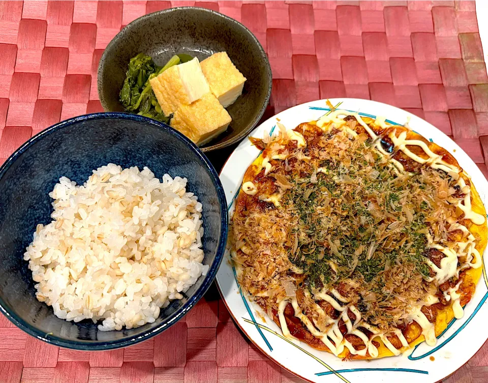 中学生息子のお昼ご飯🍚 お好み焼きと小松菜の煮浸し🥬|Snow10さん