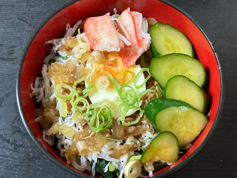 汁だくほうれん草とじゃこ納豆丼|まちゃさん