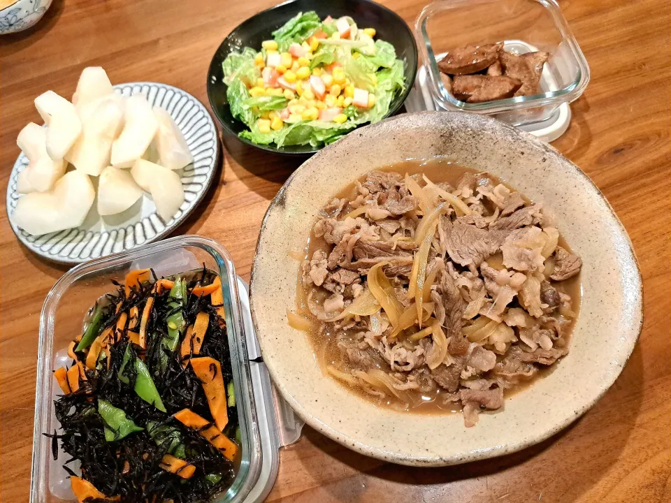 牛丼　ひじき煮　レタスカニカマのサウザンドレ和え　レバーにんにく醤油焼き　梨|m aさん