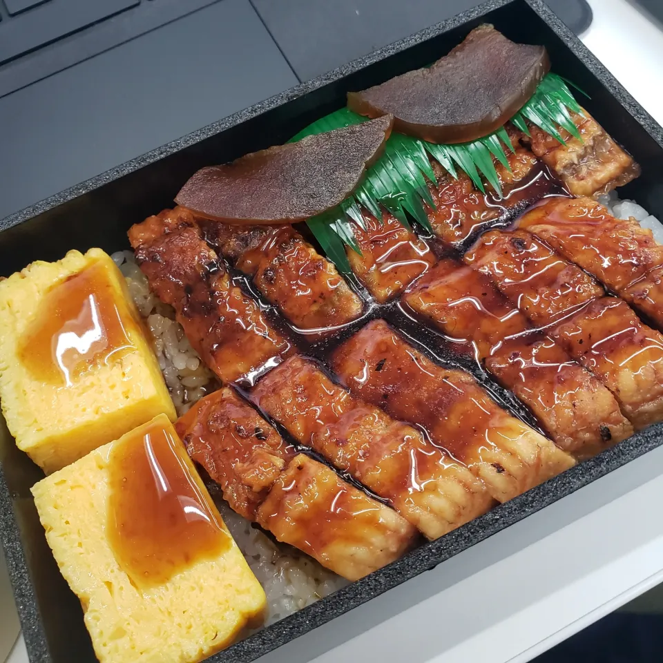 Snapdishの料理写真:差し入れでいただいた鰻弁当|もりぞうさん