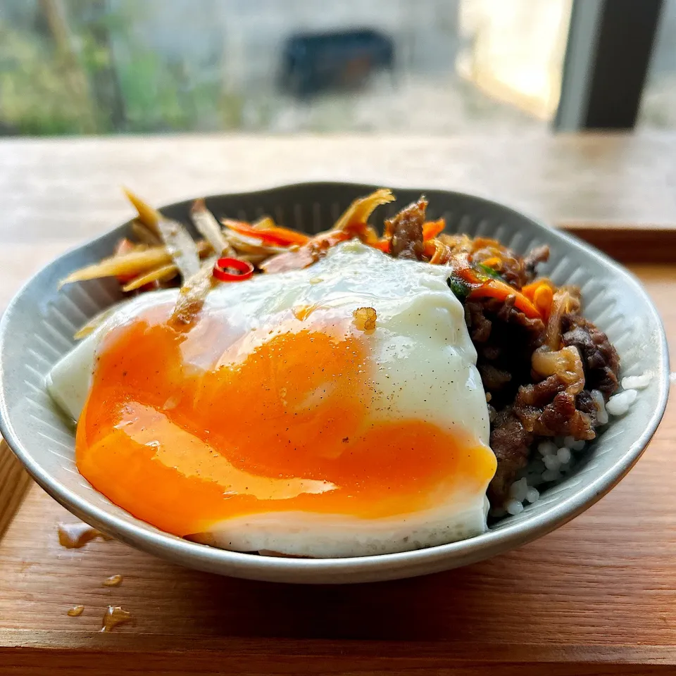 プルコギと金平と目玉焼きのぶっかけ丼✴︎|あやみんさん