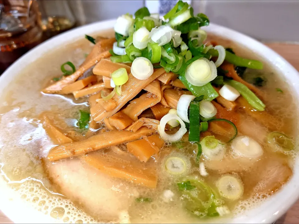 Snapdishの料理写真:【TRYラーメン大賞2023 新店総合 ＆MIX部門1位】 
【ラーメン店主500人が選ぶ Japan Best Ramen Awards TOP 50】 
【食べログ ラーメン TOKYO 百名店 2023 選出店】 
桜上水 船越 塩中華そば (1,000円) 
＋メンマ並 (150円) 
＠桜上水4分
24233 (251,027)|大脇さん