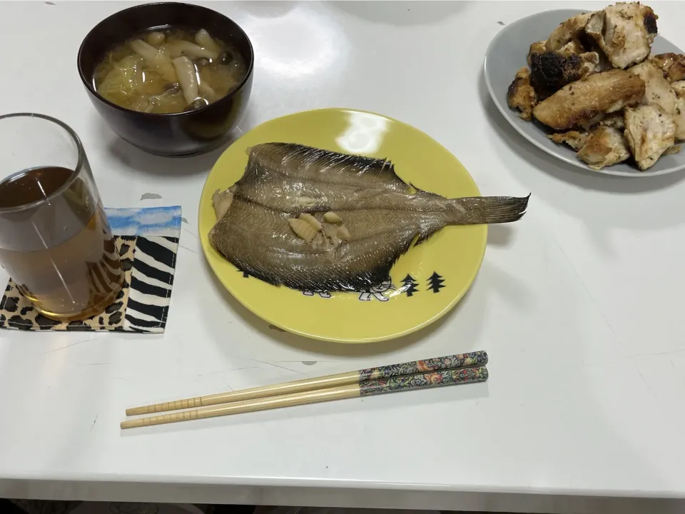 晩御飯☆なめたカレイの煮付け☆チキンステーキ（マジックソルト）☆みそ汁（白菜・しめじ）|Saharaさん