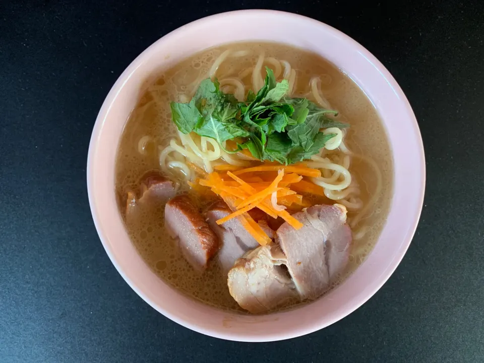 海鳴さんのラーメン
焼き豚と大葉、にんじんをのせて|そらまめさん