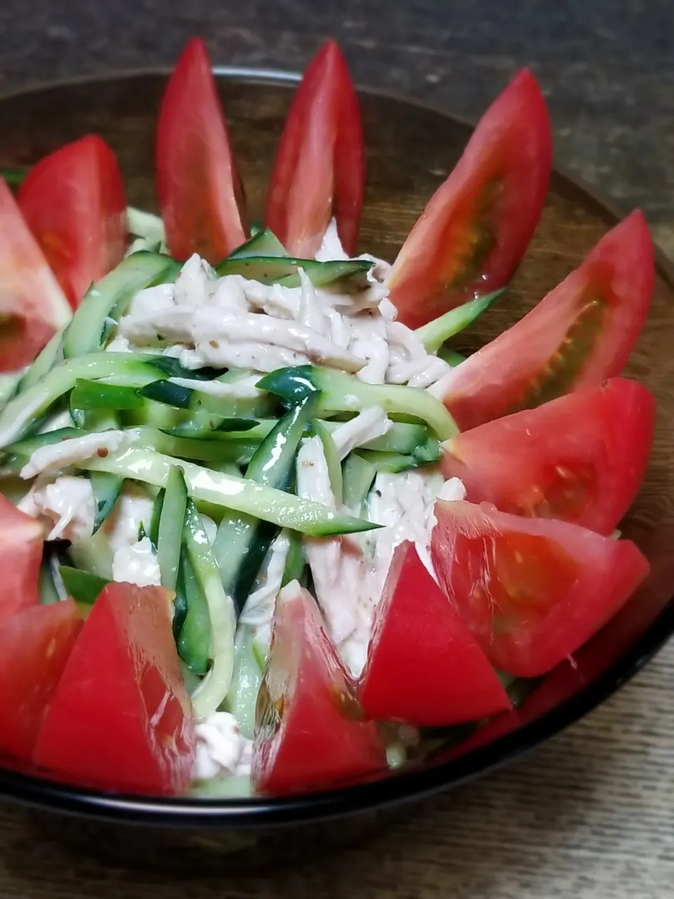 パパ作👨茹で鶏ときゅうりのサラダ|ぱんだのままんさん