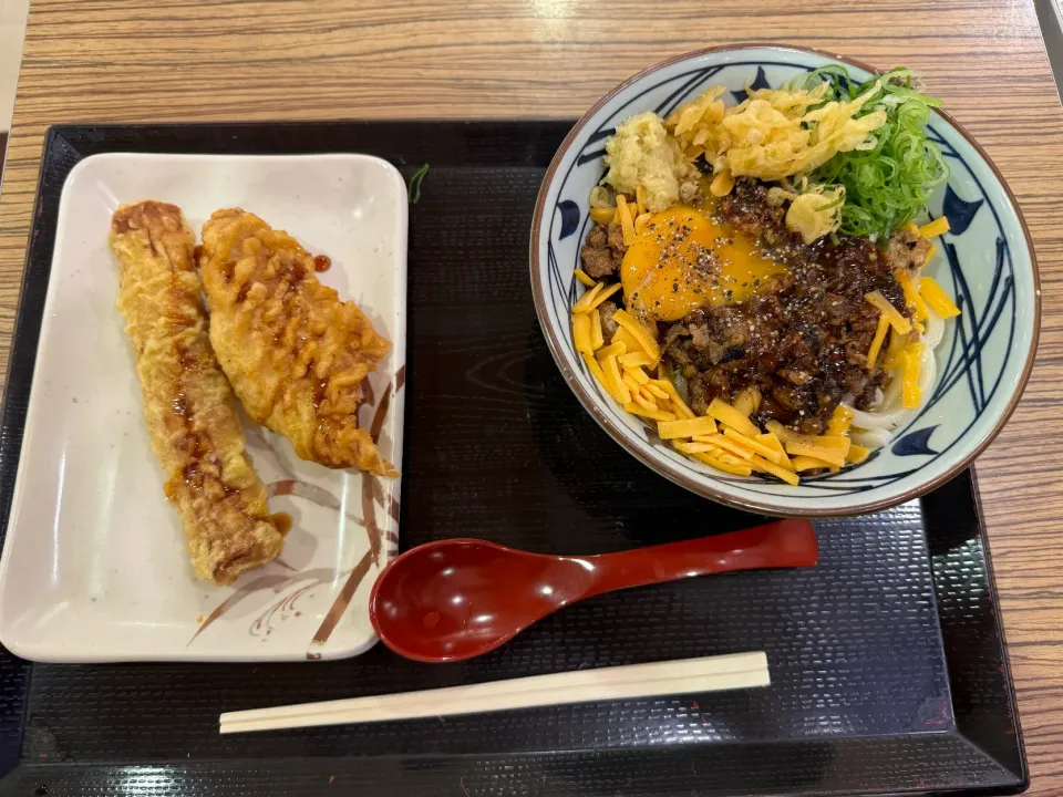 Snapdishの料理写真:粗挽き 肉チーズ釜玉 並＋かしわ天＆ちくわ天|tkeakirさん