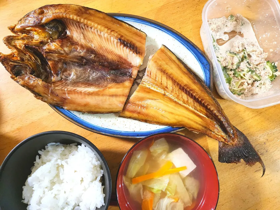 ほっけ、ゴーヤのツナあえ、豆腐とにんじんとキャベツの味噌汁|さきさん