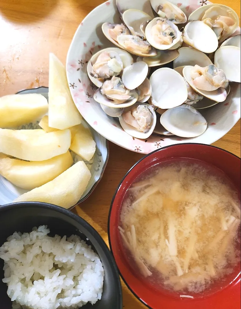 Snapdishの料理写真:ハマグリの酒蒸し、えのきと油揚げの味噌汁、梨|さきさん