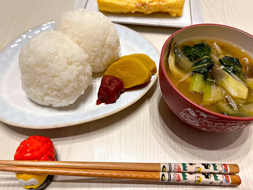 Snapdishの料理写真:新米で塩むすびの朝ごはん|こずりんさん