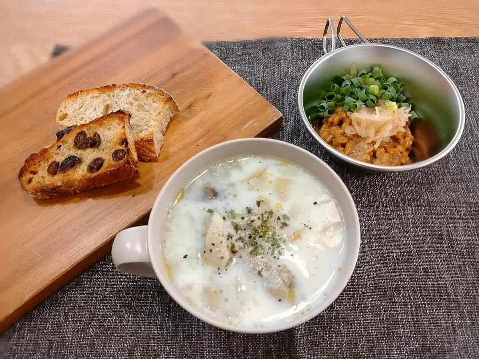 自分の朝兼昼ごはん☺️根菜と手羽元のリメイク豆乳スープ|みりさん