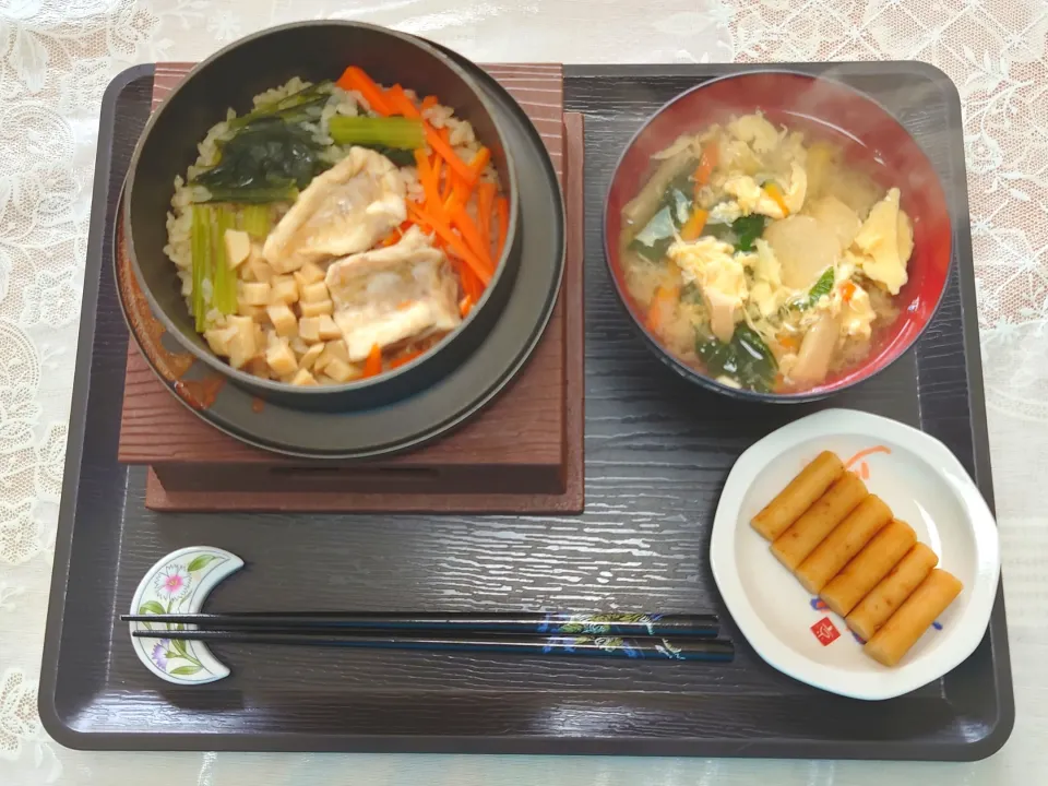 Snapdishの料理写真:今日の昼ごはん（ふぐ釜めしに野菜と卵のみそ汁、ごぼう漬）|Mars＠釜飯作り研究中さん