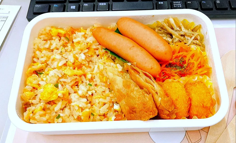 本日の日替わり弁当

①鮭炒飯
②ウインナー
③春巻き
④コーンクリームコロッケ
⑤キャロットラペ
⑥ごぼうサラダ|TakeBooさん