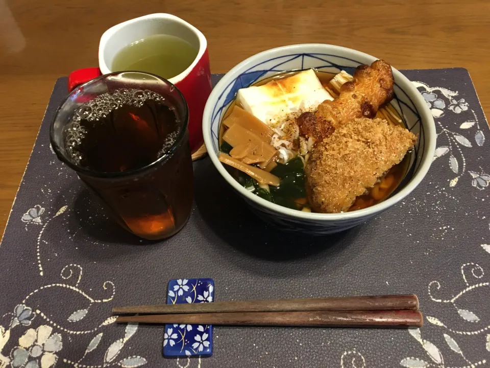 Snapdishの料理写真:特製うどん、熱い日本茶、麦茶(昼飯)|enarinさん