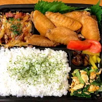 Snapdishの料理写真:お弁当〜♬.*ﾟ ☆手羽先甘辛煮☆じゃがいものガレット☆小松菜炒め|mugiさん