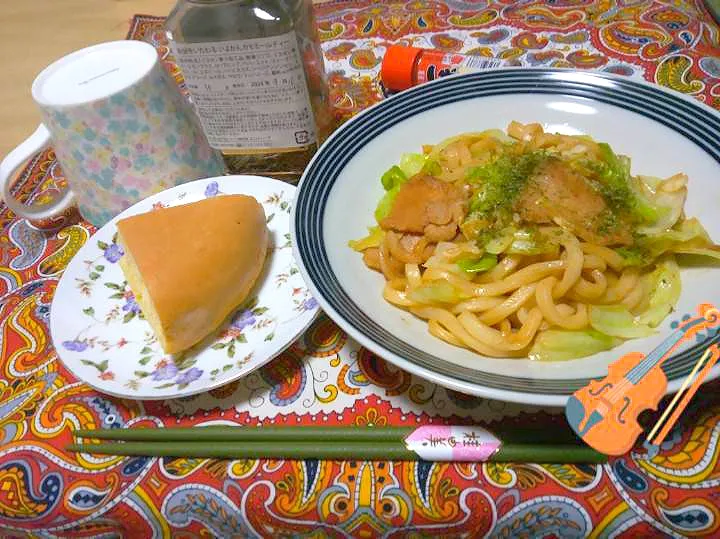 お昼。
味噌あじ焼きうどんと、台湾カステラ風カステラ。|りささん