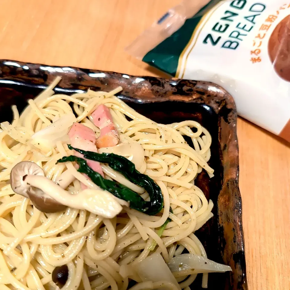 Snapdishの料理写真:バジルパスタとZENB BREAD🍞|チョコさん