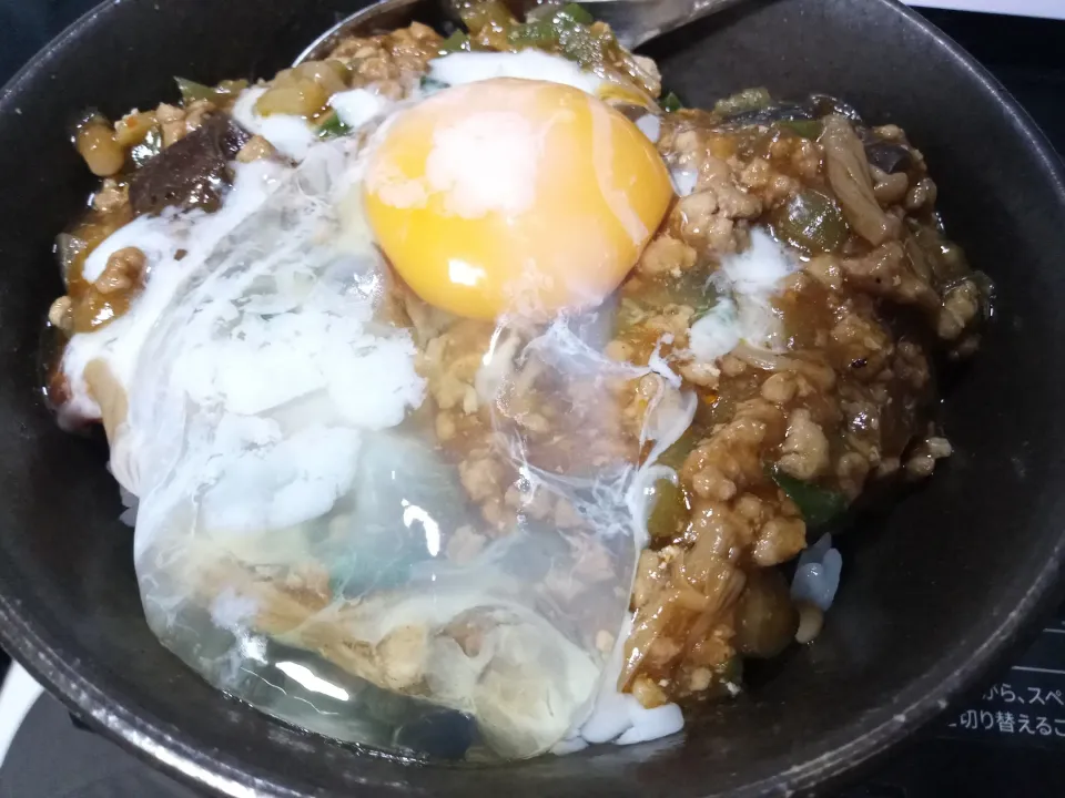 Snapdishの料理写真:生タマゴ乗せ麻婆茄子丼|darkbaronさん