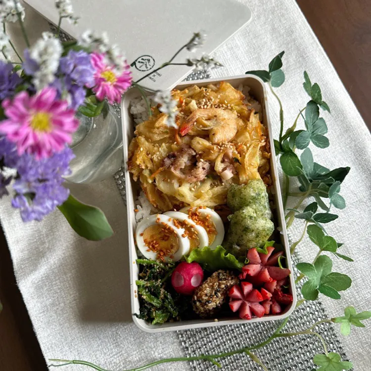 Snapdishの料理写真:9/26❤︎主人のお弁当🌱

＊ 海鮮かき揚げ
＊ ちくわの磯辺揚げ
＊ 茹でたまご
＊ 胡麻チキン
＊ たこさんウインナー🐙
＊ ほうれん草の胡麻和え|Makinsさん