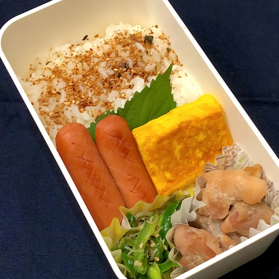 Snapdishの料理写真:カツオふりかけご飯、たまご焼き、ウインナー、鶏もも旨塩焼き、ピーマンとジャコのおひたし|きらきらさん