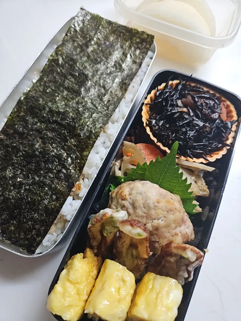 ☆高校生弁当☆2段海苔ごはん、ひじき煮物、蓮金平、ハンバーグ、竹輪磯揚げ、シラス卵焼き、梨|ｼｮｺﾗさん