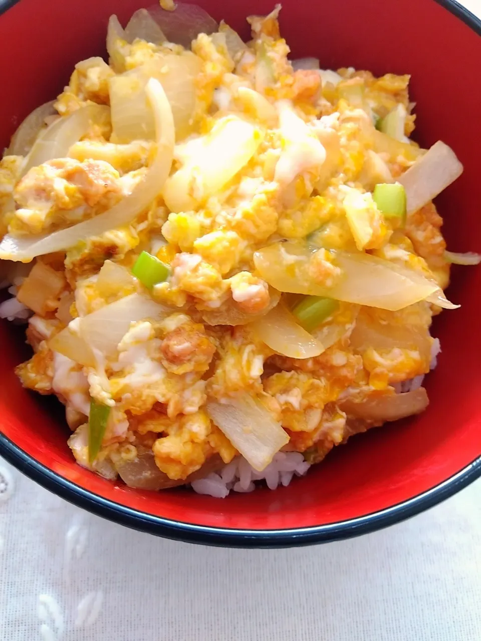 息子の朝ごはん。鮭ほぐし身卵の丼|m.rafuさん