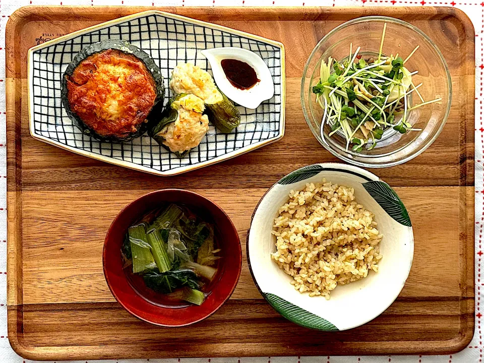 カボチャとピーマン肉詰め　きのこと貝割れの和物|チイホ✨さん