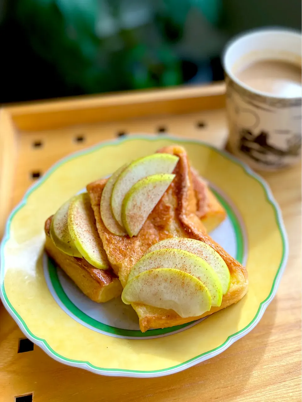 Snapdishの料理写真:黄王りんごのシナモンフレンチトースト🍏Yellow King Apple Cinnamon French Toast|アッコちゃん✨さん