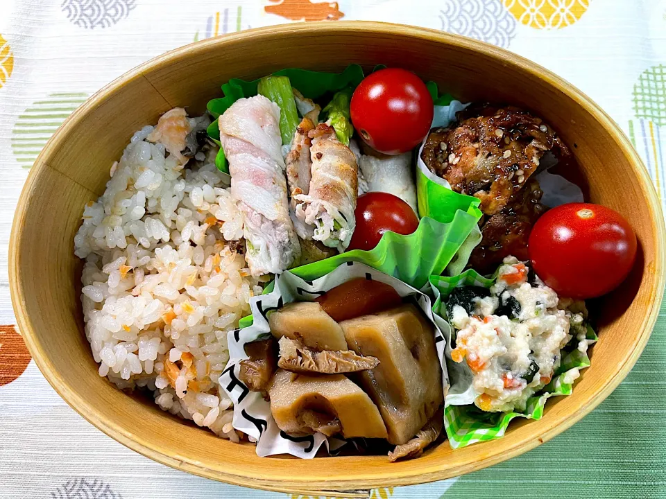 鮭の炊き込みご飯、アスパラの豚肉巻、煮物、白あえ、ねり揚🍱|なお🅿️さん