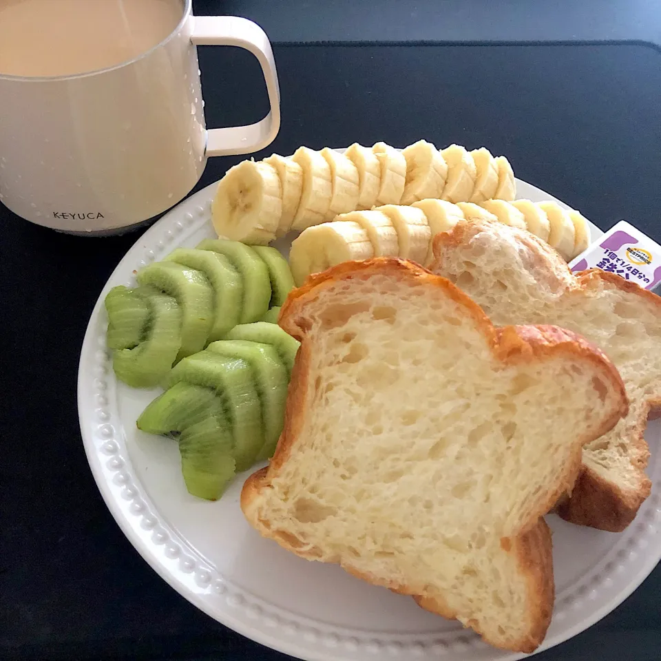 13:31 朝ごはん🥝🍌☕️🍞|へれ子さん