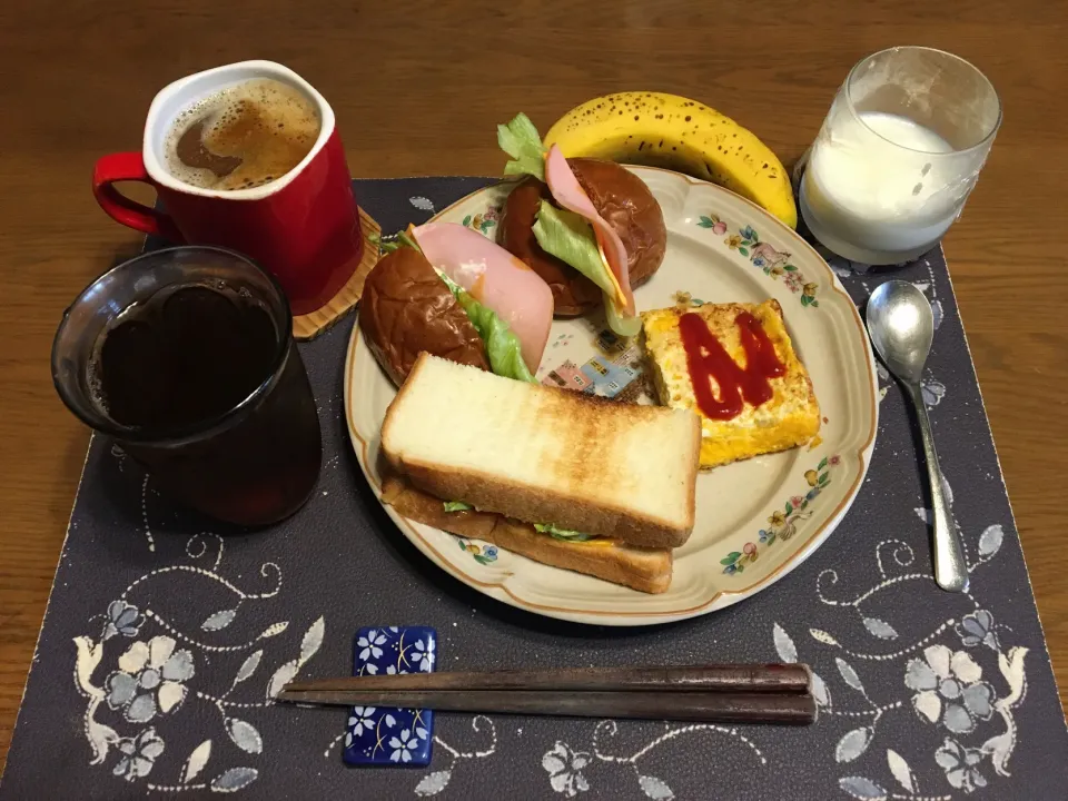 黒糖ルヴァンパンのサンドイッチ、トーストサンドイッチ、チーズ入り玉子焼き、ホットコーヒー、烏龍茶、グラニュー糖入りヨーグルト、バナナ(昼飯)|enarinさん