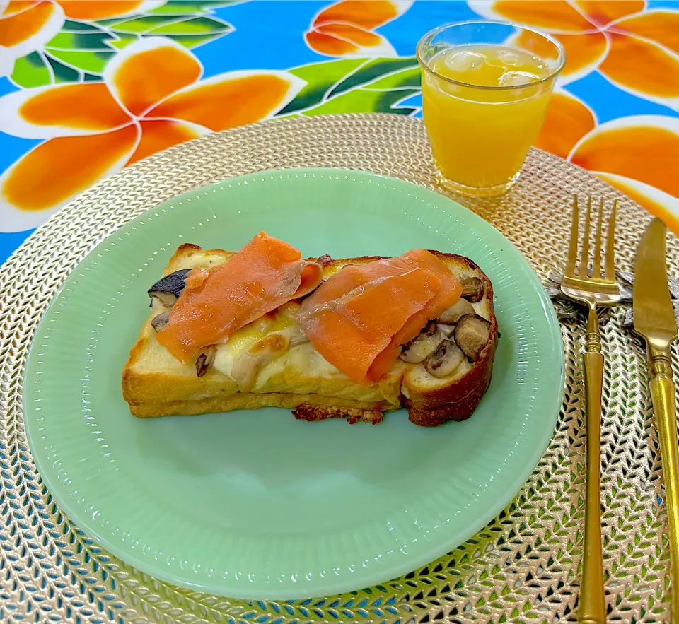 ４種のきのこのクロックムッシュにスモークサーモンを乗せた我が家deランチ🍞|Seikoさん