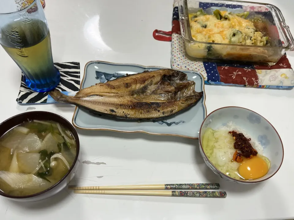 Snapdishの料理写真:晩御飯☆卵かけ御飯と食べラー☆ブロッコリーの明太マヨチーズ☆ほっけの開き☆みそ汁（長葱・大根・えのき・ほうれん草）|Saharaさん