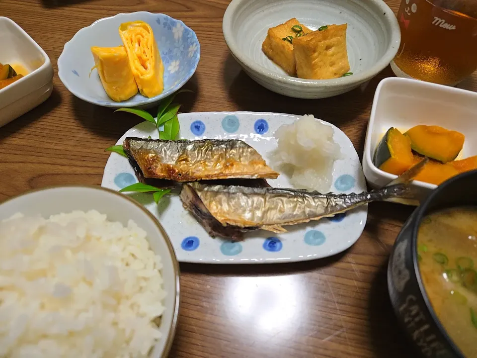 Snapdishの料理写真:カボチャの煮物・厚揚げ煮・卵焼き・秋刀魚・豚汁・ご飯🌺|chiyukiさん