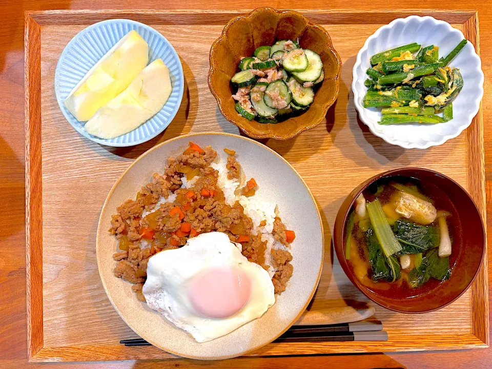 Snapdishの料理写真:昨日の夜ご飯(ガパオライス、ニラ玉、きゅうりのツナ和え、小松菜スープ、りんご)|cocomikaさん