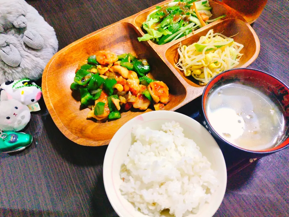 押し麦ご飯、わかめと油揚げの味噌汁、鶏のカシューナッツ炒め、ミックス野菜サラダ、きゅうりと豆もやしのナムル|サトリさん