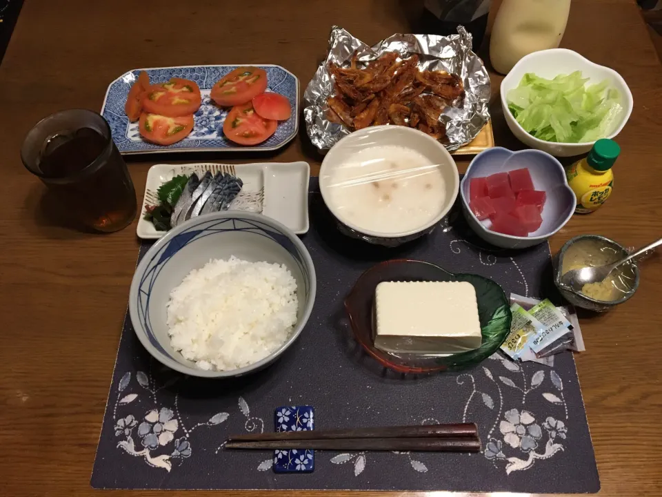 Snapdishの料理写真:マグトロ飯、〆さばお造り、甘海老の唐揚げ、トマト、レタス、冷奴、麦茶(夕飯)|enarinさん