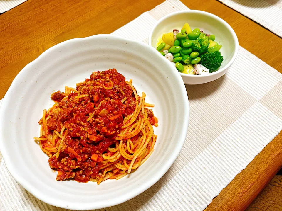 Snapdishの料理写真:ミートソースパスタ🍝、タコと枝豆のバジルサラダ|Kaiさん