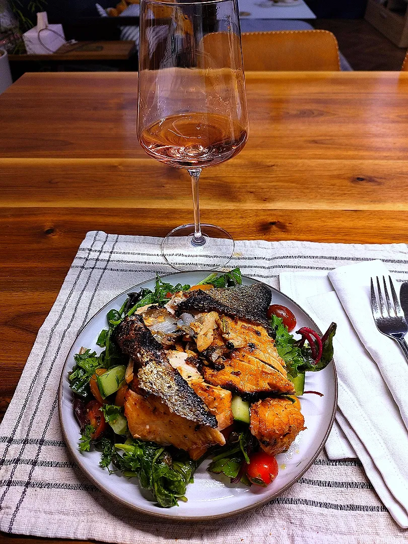 Snapdishの料理写真:Salmon on salad|Vera Andrianova Forwerkさん