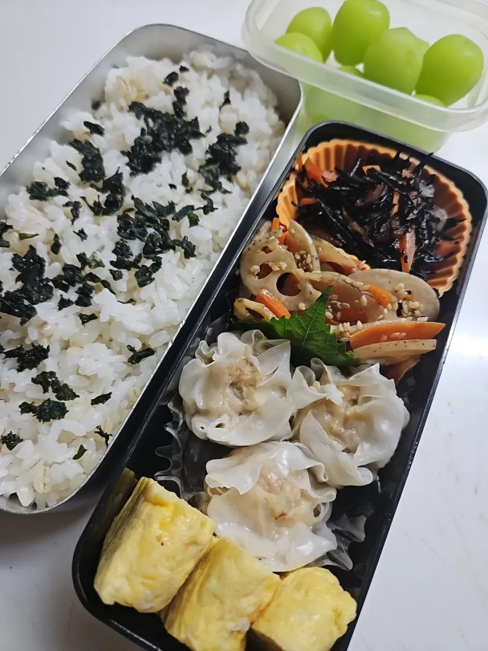 ☆高校生弁当☆若芽ごはん、ひじき煮物、蓮金平、焼売、シラス卵焼き、シャインマスカット|ｼｮｺﾗさん