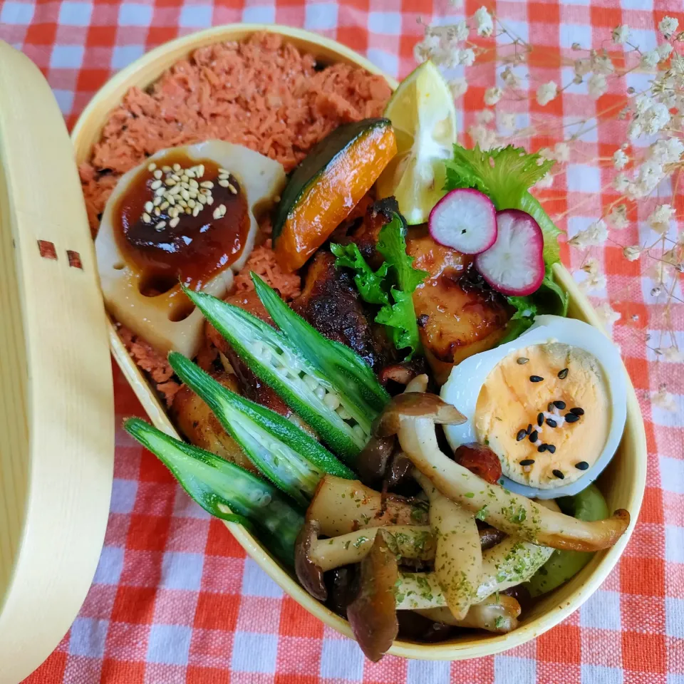 今日のわっぱご飯

鶏のカレー風味弁当
　鶏のカレー醤油焼き
　しめじとベーコンバター
　明太鮭ほぐし(製造:福岡やまや)

美味しくできました✨|ふかふかごはんさん