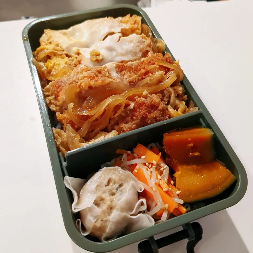 Snapdishの料理写真:カツ丼弁当🌷|きゅーさん