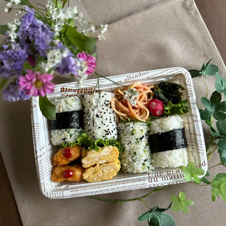 Snapdishの料理写真:9/27❤︎主人のおにぎり弁当🍙🌱

＊ 青菜おにぎり
＊ ごま塩梅おにぎり
＊ 塩昆布おにぎり
＊ たまご焼き
＊ から揚げ
＊ たらこパスタ
＊ ほうれん草の胡麻和え|Makinsさん