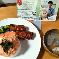 Snapdishの料理写真:サーモンたたき乗っけご飯と豚汁|ゆきりんさん