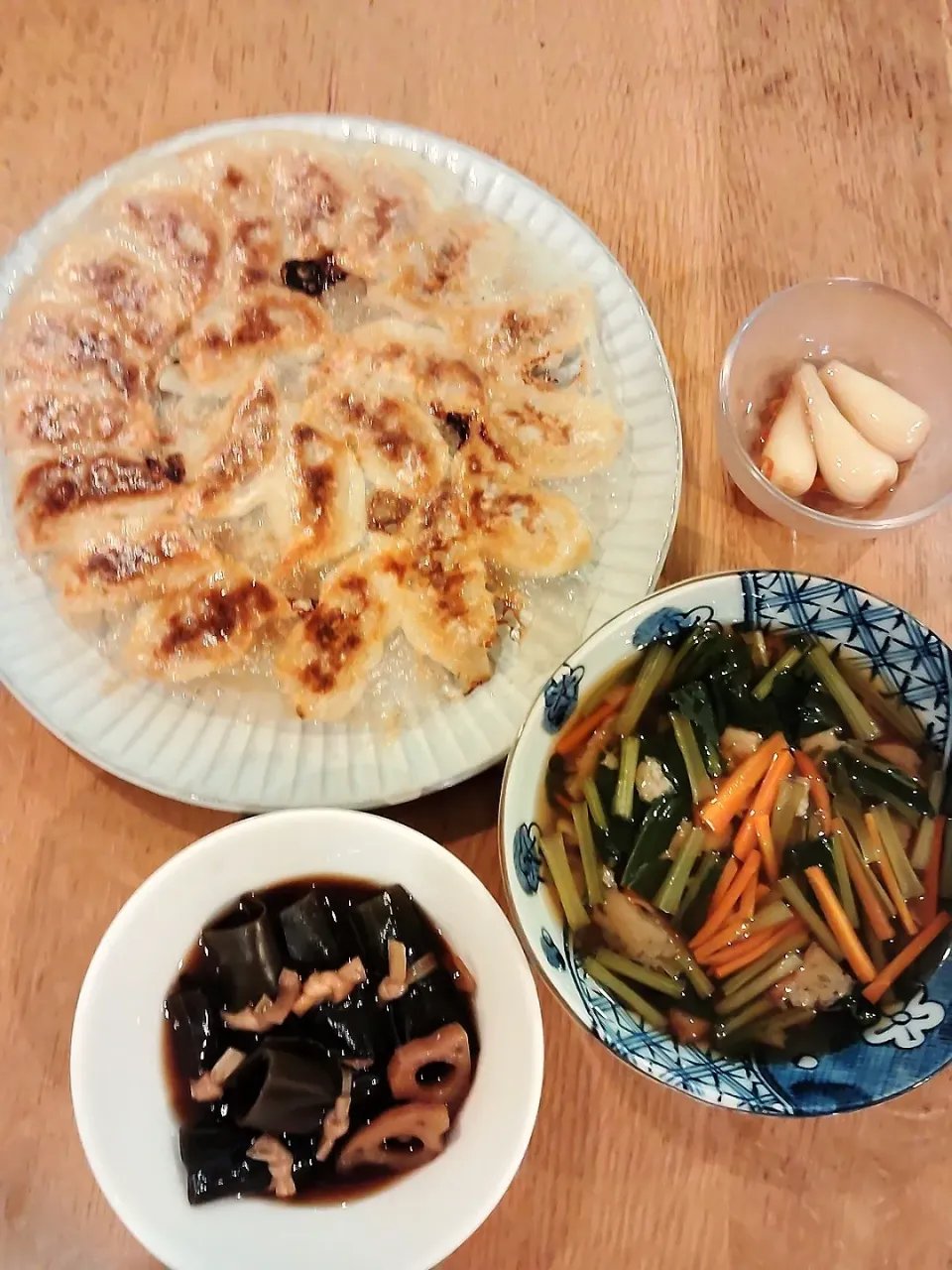 Snapdishの料理写真:餃子と小松菜の煮浸しと昆布煮、自家製らっきょうです|Machさん